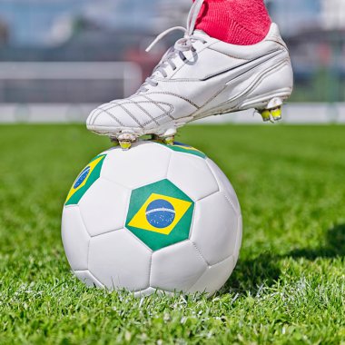 Futbolcu topa ayakla