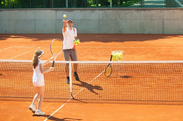 Jugador de tenis junior con instructor de tenis — Foto de Stock