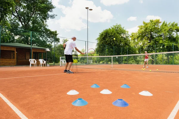 Tennislärare med tonårsflicka — Stockfoto