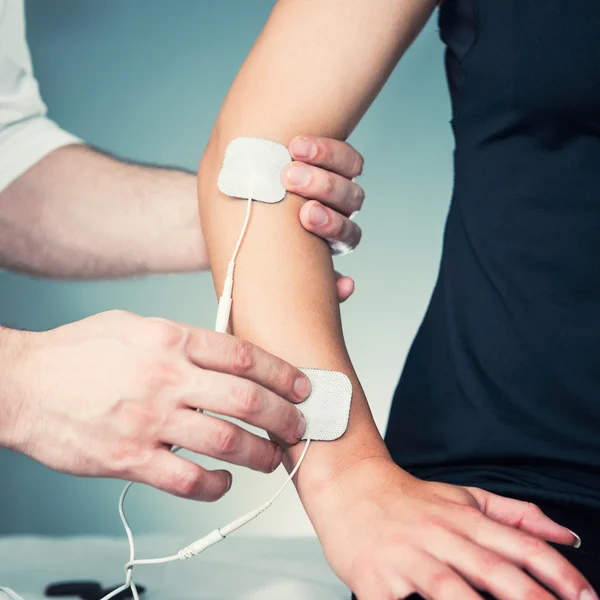 Posicionamiento fisioterapeuta Electrodos TENS — Foto de Stock