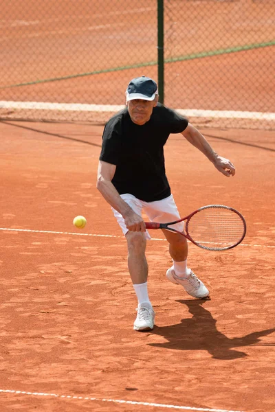 Äldre man spela tennis — Stockfoto