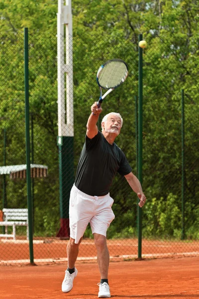 Aktiv Senior tennisspelare. — Stockfoto