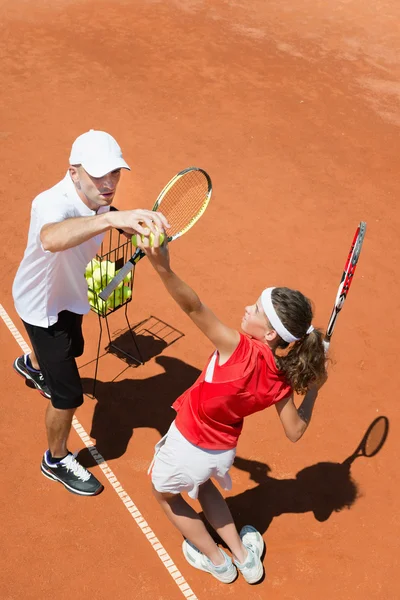 Junior tennis player with coach — Stock Photo, Image