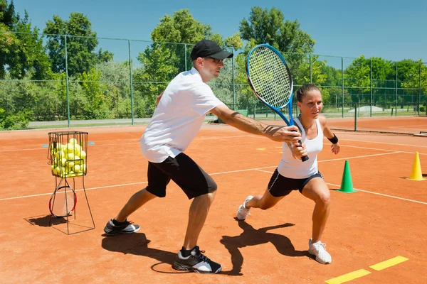 Entrenador trabajando con una jugadora — Foto de Stock