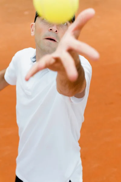 Tennis player serving — Stock Photo, Image