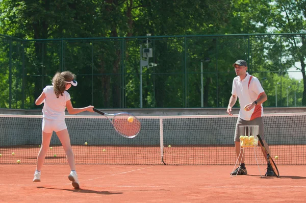 Giocatore di tennis junior che pratica — Foto Stock