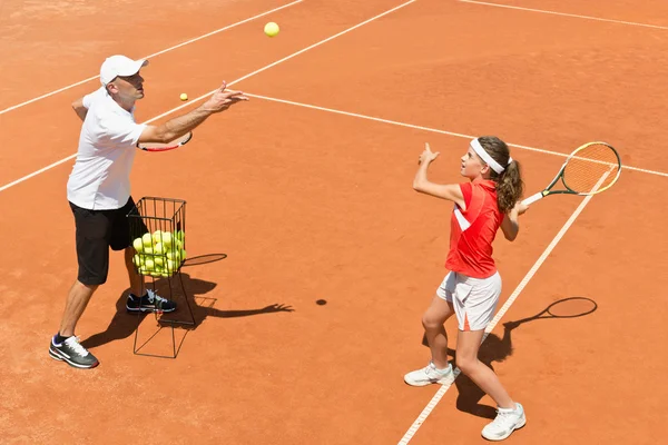 Entrenamiento de jugador de tenis junior — Foto de Stock