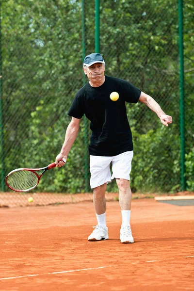 Seniorchef spielt Tennis — Stockfoto