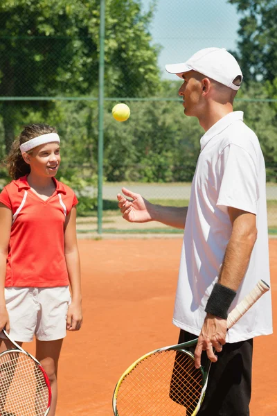 Öğretim üyesi ile Junior tenis oyuncusu — Stok fotoğraf