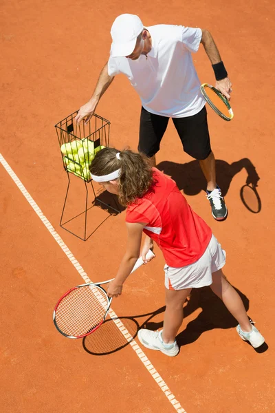 Instruktör undervisning Junior tennisspelare. — Stockfoto