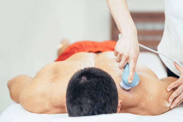 Tekniker med hjälp av ultraljud för att behandla patientens axlar — Stockfoto