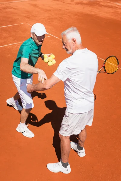 Starší muž hraje tenis — Stock fotografie