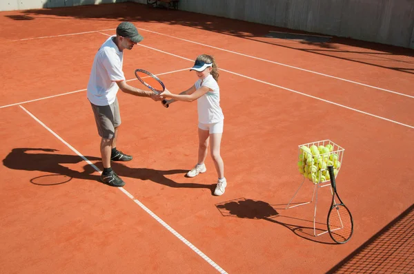 Tennisnachwuchs mit Trainer — Stockfoto