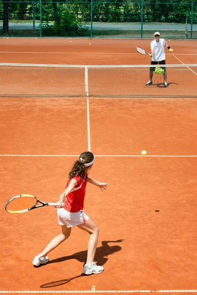 Tennisnachwuchs mit Trainer — Stockfoto