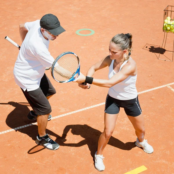 网球教练和学生一起工作 — 图库照片