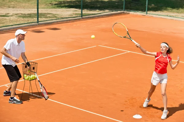 Tenis hocası öğrenci ile — Stok fotoğraf