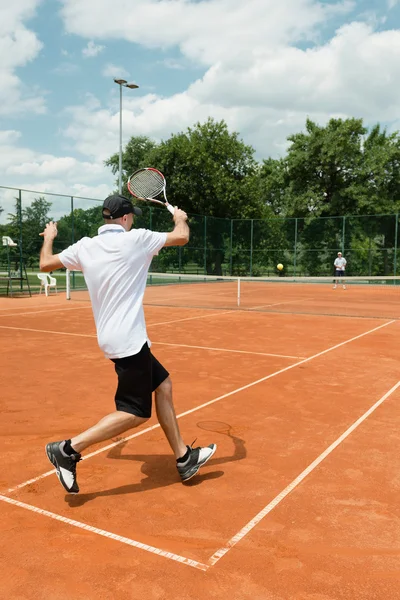 Freunde spielen Tennis — Stockfoto