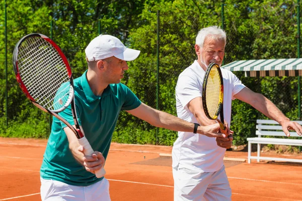 Instruktören arbetar med ledande vuxen — Stockfoto