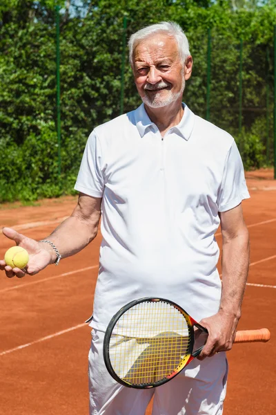 Jugador de tenis senior activo — Foto de Stock