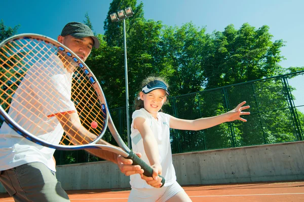 Entrenador con jugador de tenis junior — Foto de Stock