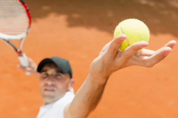 Professioneel tennis speler service — Stockfoto