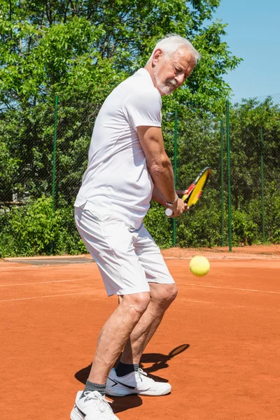 Seniorchef spielt Tennis — Stockfoto