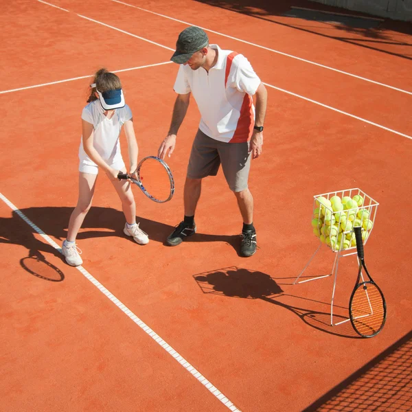 Jugador de tenis junior con entrenador — Foto de Stock