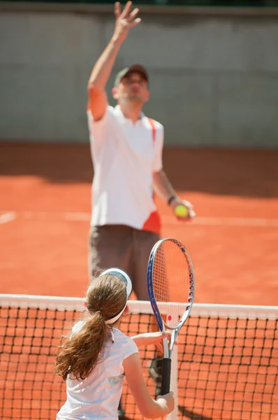 Koç ile pratik Junior tenis oyuncusu — Stok fotoğraf