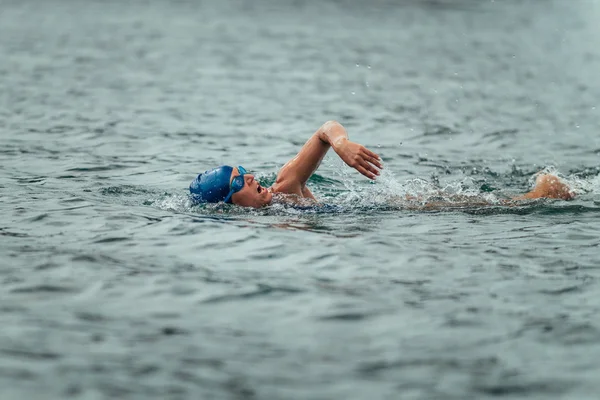 Vrouwelijke marathon zwemmer — Stockfoto