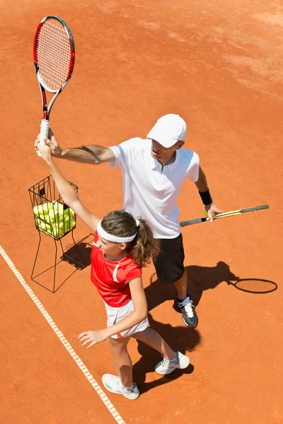 Entrenador con jugador de tenis junior femenino —  Fotos de Stock