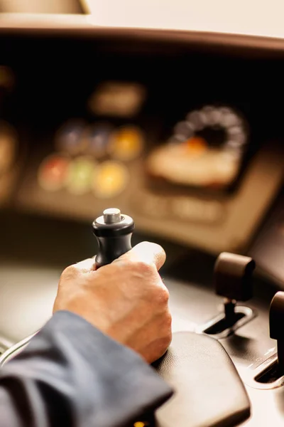 Conductor de tren en cabina de control —  Fotos de Stock