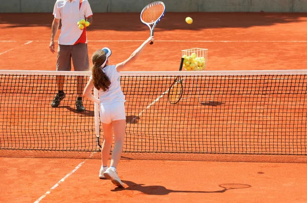 Jugador junior de tenis con entrenador de tenis — Foto de Stock