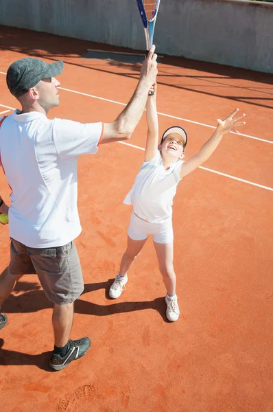 Теннисист тренируется с инструктором — стоковое фото
