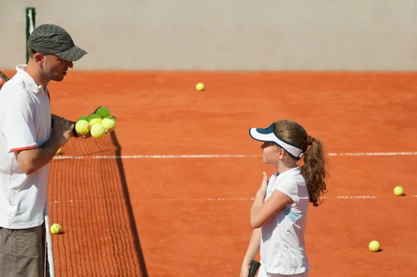Jugador de tenis junior con instructor — Foto de Stock