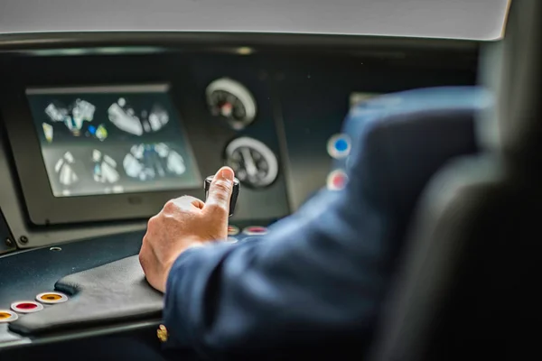 Conductor de tren en cabina de control —  Fotos de Stock