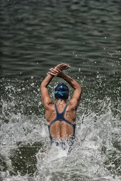 Жіночий спортсмен у воді — стокове фото