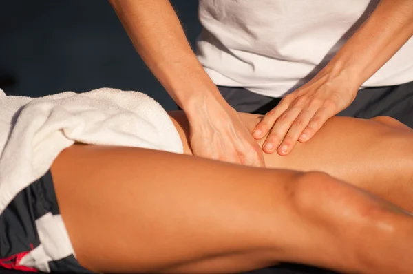 Massagista terapeuta trabalhando na perna atleta — Fotografia de Stock