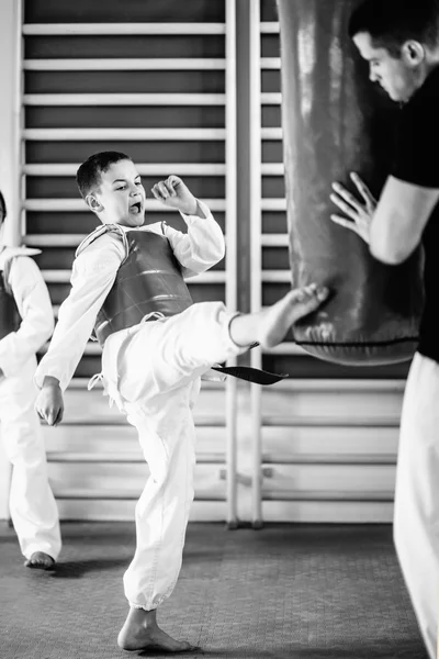 Ragazzo su tae kwon fare classe — Foto Stock