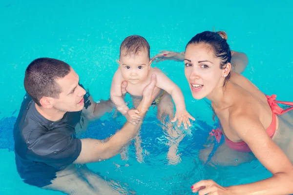 Havuzda eğleniyor anne ve bebek ile öğretim — Stok fotoğraf