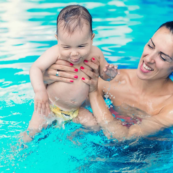 小男孩与母亲在游泳池 — 图库照片