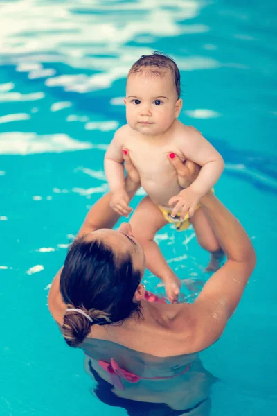 Anne ile Bebek Yüzme havuzunda — Stok fotoğraf