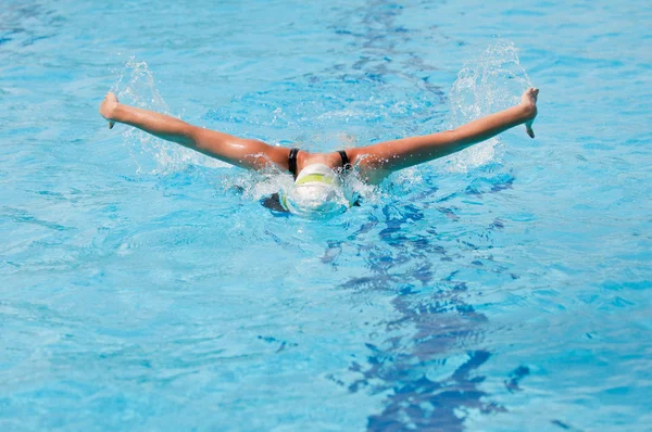 Kvinne som svømmer sommerfugl Slag – stockfoto