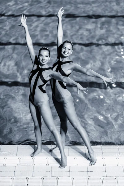 Gesynchroniseerde zwemmers poseren — Stockfoto