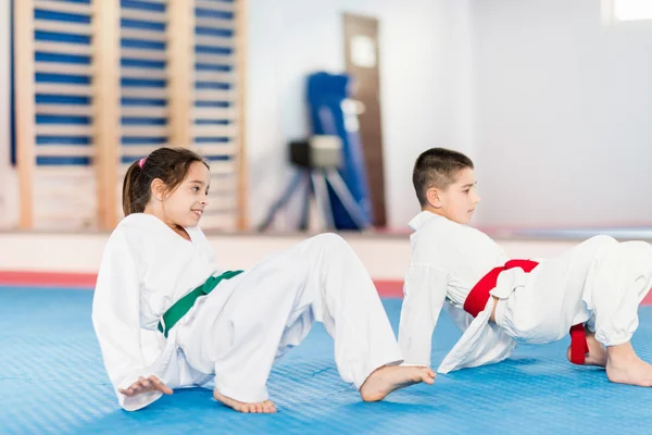 Karate niños en artes marciales formación — Foto de Stock