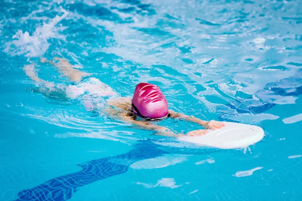 Kleines Mädchen im Schwimmtraining — Stockfoto