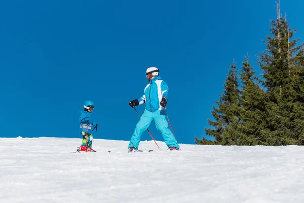 Padre e hijo esquiando en la montaña — Foto de Stock