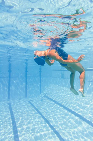 Frau schwimmt unter Wasser — Stockfoto