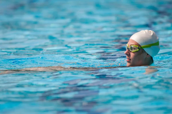 Kvinde nyder i swimmingpool - Stock-foto