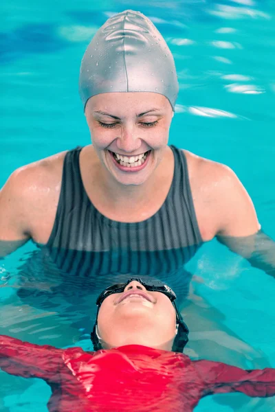 Petit garçon avec instructeur sur piscine — Photo