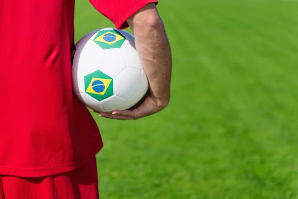 Jogador de futebol segurando bola — Fotografia de Stock